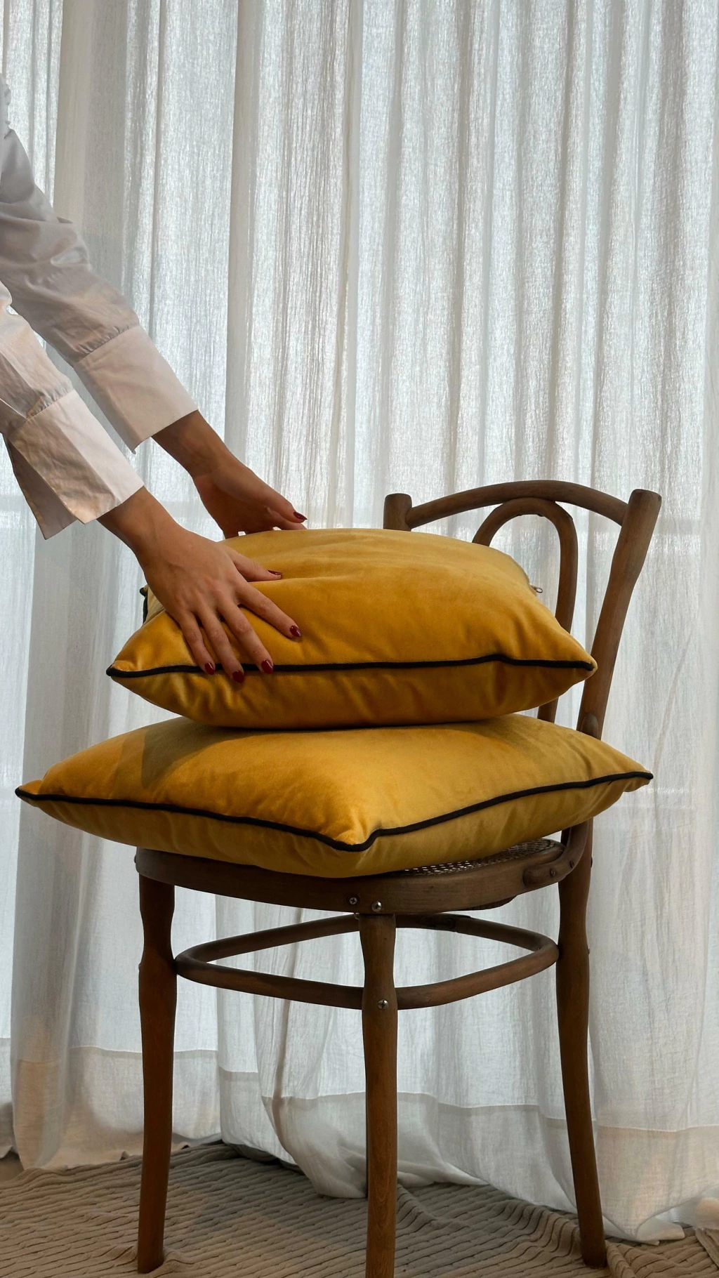 Almohadón Oro Negro